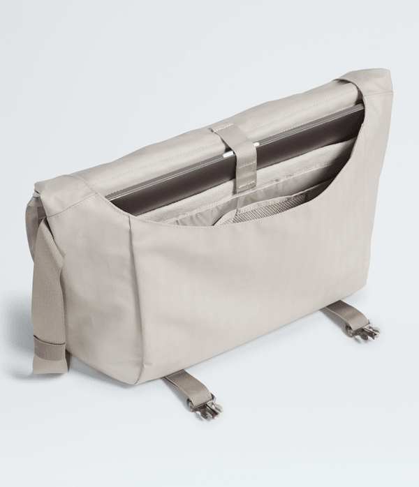 Base-Camp-Voyager-Messenger-Bag-TNF-INT.png