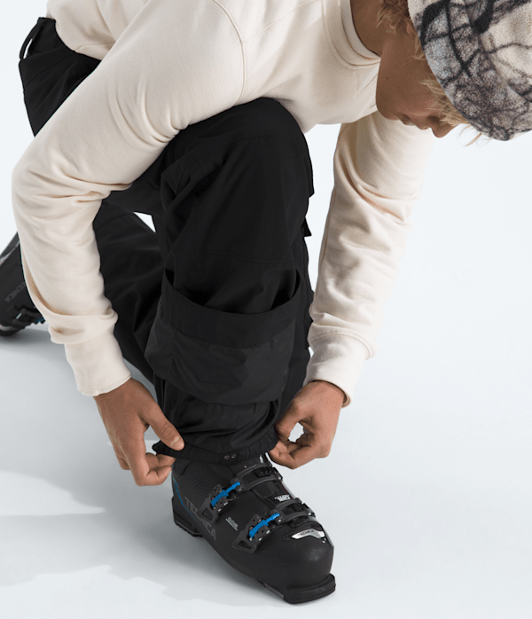 Mens-Blizzardery-Cargo-Pants-TNF-MODELALT1.png
