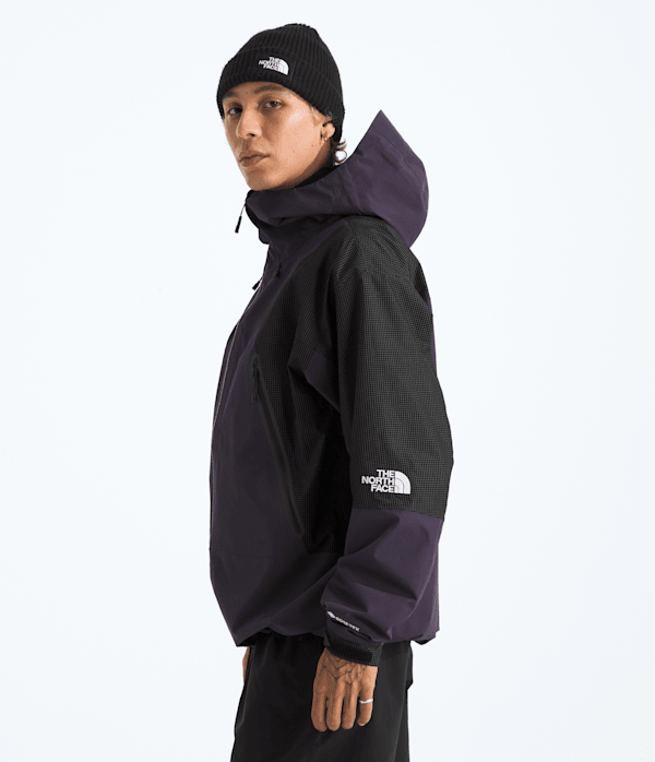 Unisex-HKe-Spectra-GORETEX-Mountain-Light-Jacket-TNF-MODEL34.png