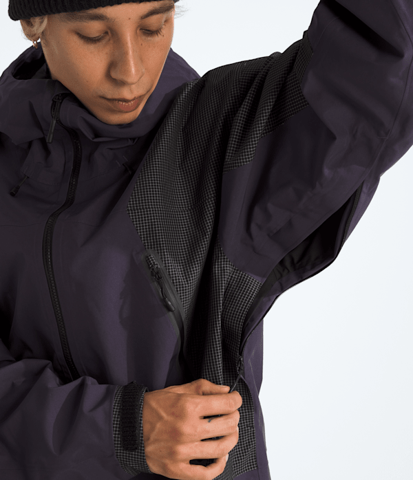 Unisex-HKe-Spectra-GORETEX-Mountain-Light-Jacket-TNF-MODELALT2.png