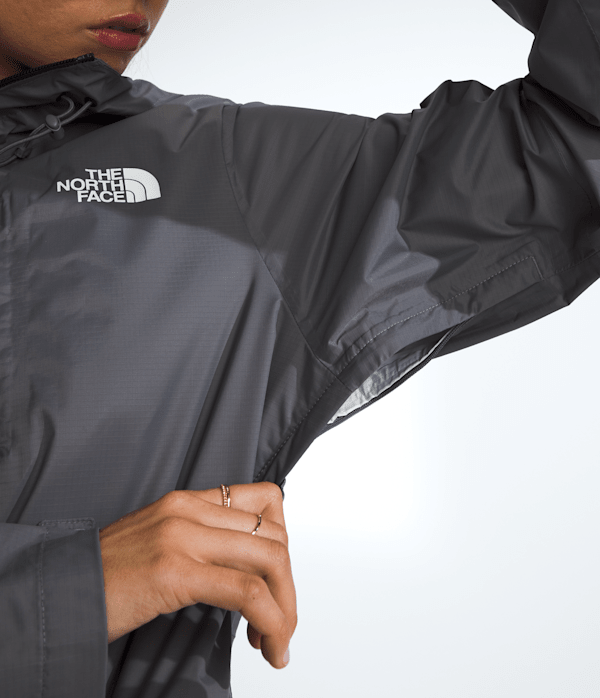 Womens-Alta-Vista-Rain-Jacket-TNF-Smoked-Pearl-MODELALT2.png