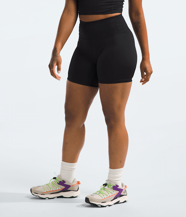 Womens-Dune-Sky-Tights-Shorts-TNF-TNF-Black-MODEL34.png