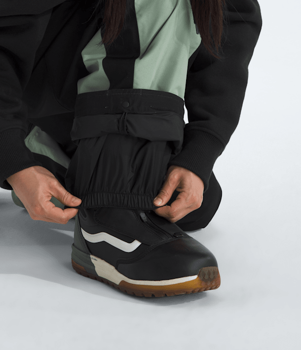 Womens-GORETEX-Hex-Pants-TNF-MODELALT1.png